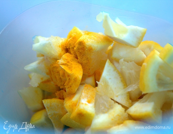 Поместить мелкие кусочки в кувшин.