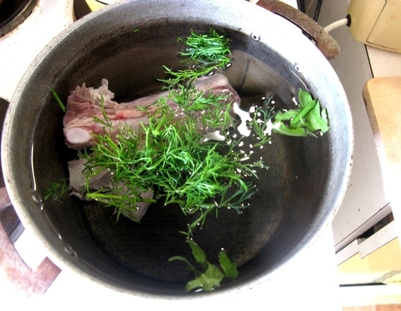 Берем настоящую чугунную кастрюлю. Именно в такой посуде хорошо готовить в духовке — тогда вкус супа будет просто невероятен. Набираем воду (секрет открою: вкуснее всего, если вода у вас талая). Кладем свиную грудинку. Солим в самом конце.