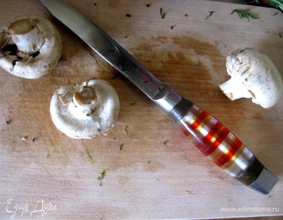 Нарезаем шампиньоны тоненькими пластиночками.