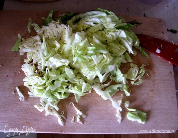 Крупно нарезаем молодую капусту.