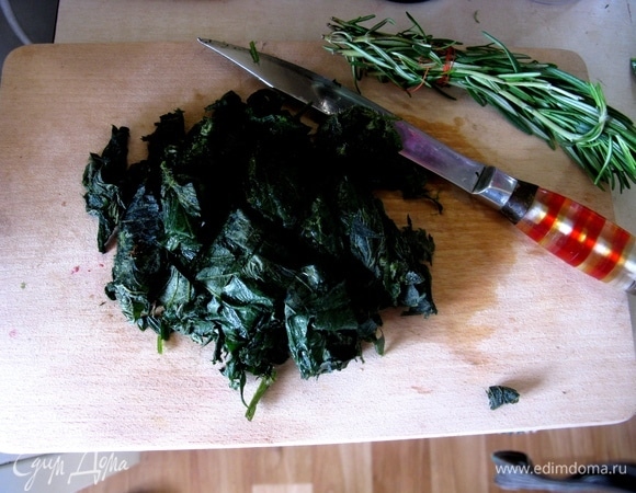 Добавляем крупно нашинкованную крапиву и немного розмарина.