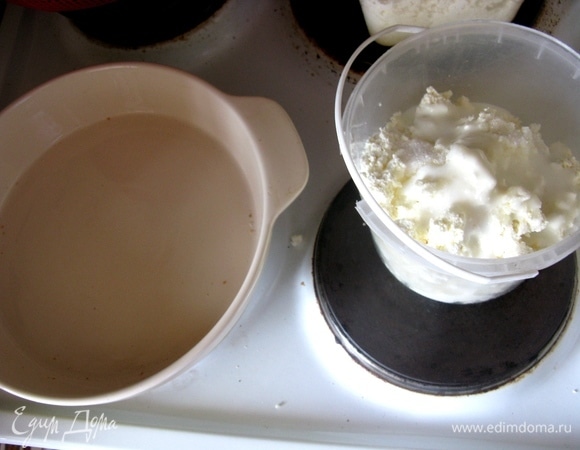 Берем форму для запекания, творог (лучше домашний), сливки, немного йогурта, сахара совсем немного и ваниль. Смешиваем.