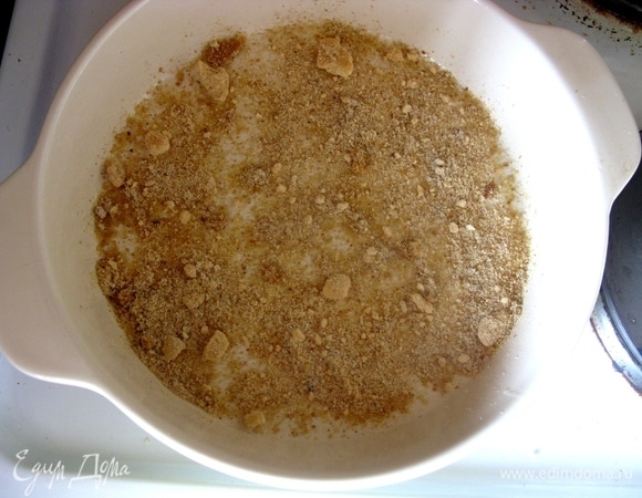 На дно формы выкладываем крошки (у меня крошки печенья, но можно брать и багет).