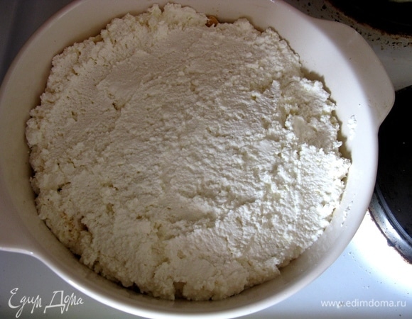 Кладем творог, следующим слоем выкладываем яблоки и груши. Ставим в разогретую до 180°C духовку. Выпекаем 45 минут.