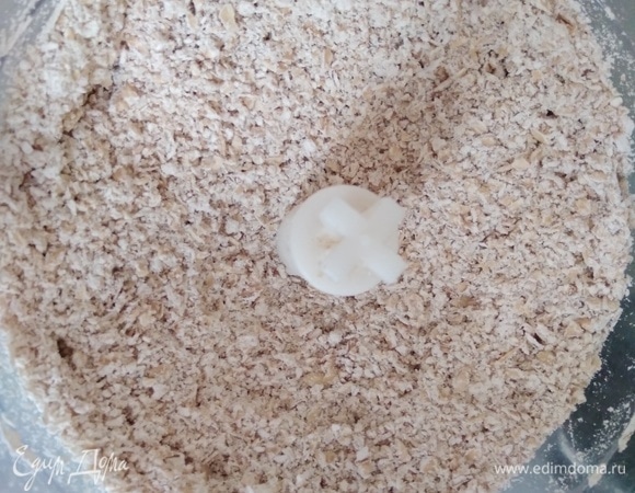 Овсяные хлопья измельчить в процессоре. Я не стала молоть в муку, оставила покрупнее.