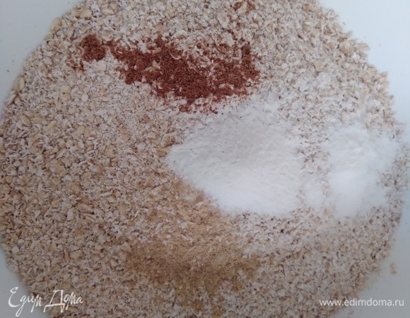 Смешать в миске хлопья, специи, разрыхлитель и соду.
