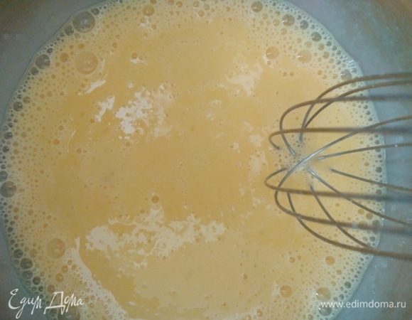 В отдельной миске взбить венчиком яйца.