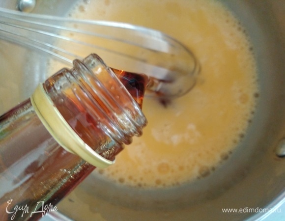 Влить кленовый сироп. Обратите внимание, чтобы на этикетке было написано «натуральный», никакого сахара не может быть. Я брала сироп российского производителя.