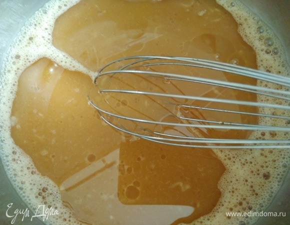 Влить растительное масло, перемешать.