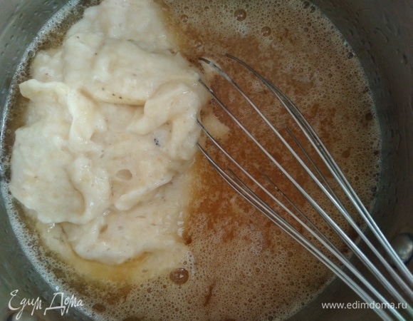 2 банана пюрировать и добавить к жидким ингредиентам.