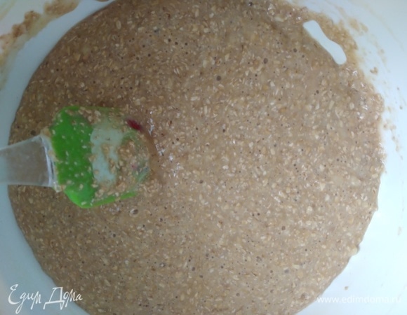 Соединить жидкие и сухие смеси, перемешать.