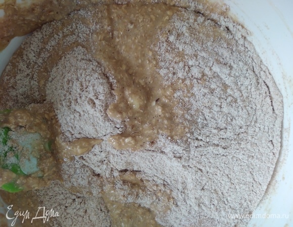 Всыпать муку и перемешать еще раз.