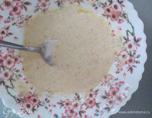 Чеснок пропустить через пресс. Смешать все ингредиенты для маринада в миске. Соль, перец добавляйте по вкусу.