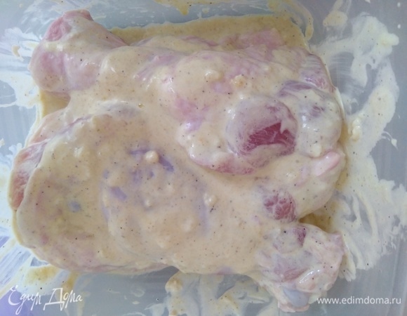 Залить маринадом и убрать в холодильник на 4–5 часов.