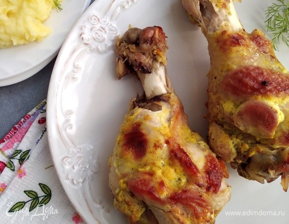 Духовку предварительно разогреть до 200°C. Запекать в рукаве или фольге 1 час. Птица в таком маринаде очень нежная, тает во рту.