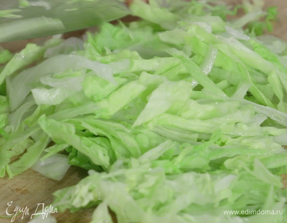 Салат латук нарезать тонкими полосками.