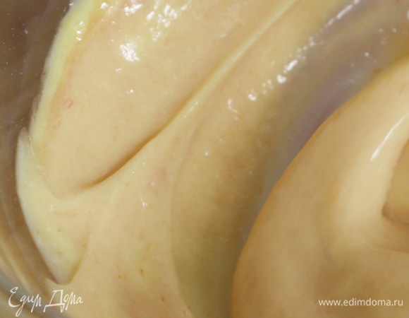 В миске смешать майонез, кетчуп, соус чили, немного соли.