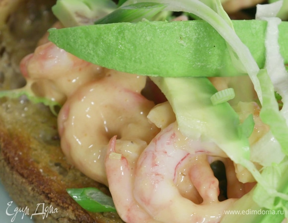 Сверху выложить авокадо и салат, посыпать нарезанным зеленым луком.