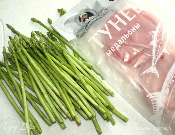 Медальоны из тунца ТМ «Капитан вкусов» разморозить, как указано на пачке производителя. Молодую спаржу тщательно промыть, дать стечь воде. Петрушку мелко порубить.