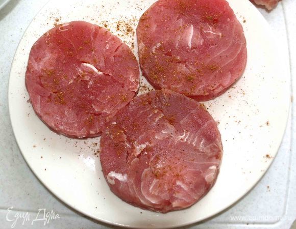 Размороженные медальоны промокнуть от лишней жидкости. Посыпать солью и перцем (у меня смесь красного и черного перцев). Дать постоять 2–3 минуты. За это время хорошо разогреть сковороду, добавить растительное масло. Сковорода должна быть очень хорошо разогрета.