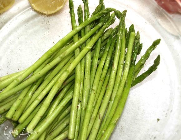 Промытую спаржу складываем в миску. Добавляем сок половины лимона, две щепотки перца, соль по вкусу. Перемешать и оставить мариноваться, пока готовится рыба.