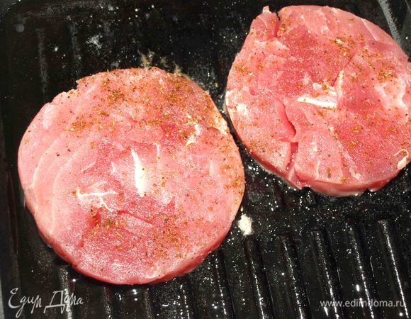 На хорошо разогретой сковороде с добавлением растительного масла обжариваем медальоны из тунца 3–5 минут с каждой стороны (до необходимой вам готовности).