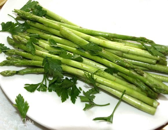 Спаржу выкладываем на тарелку. Посыпаем петрушкой.