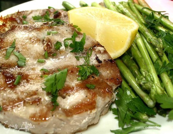 Выкладываем на тарелку со спаржей готовый медальон из тунца, поливаем маринадом от спаржи и посыпаем петрушкой.