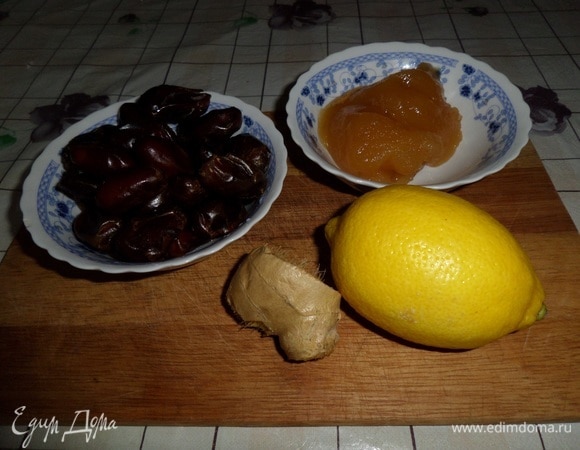 Подготавливаем продукты. Для приготовления напитка потребуется кусочек имбиря размером 2–3 см.