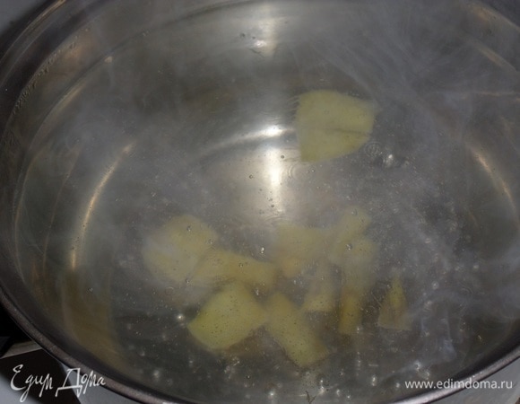 В кастрюлю наливаем чистую воду, доводим до кипения и кладем имбирь.