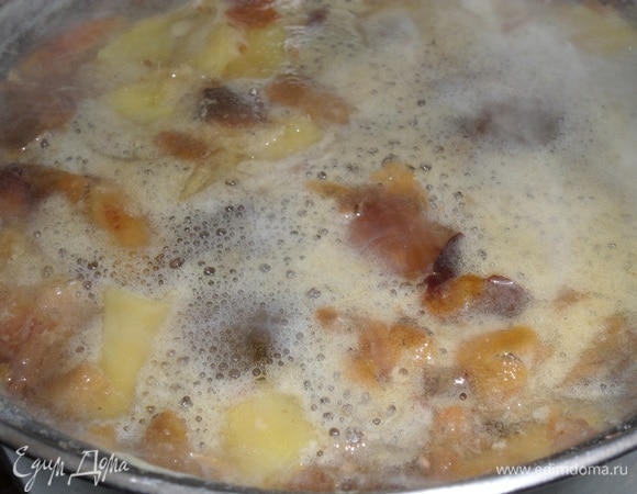 Доводим до кипения и убираем кастрюлю с огня. Остужаем и процеживаем напиток.