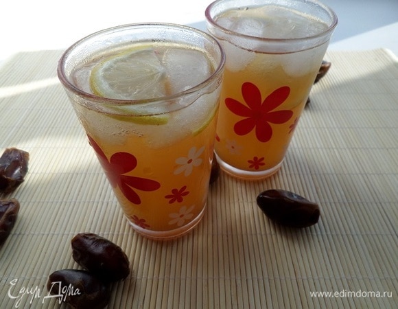 Подаем напиток, добавив лед и пару долек лимона.