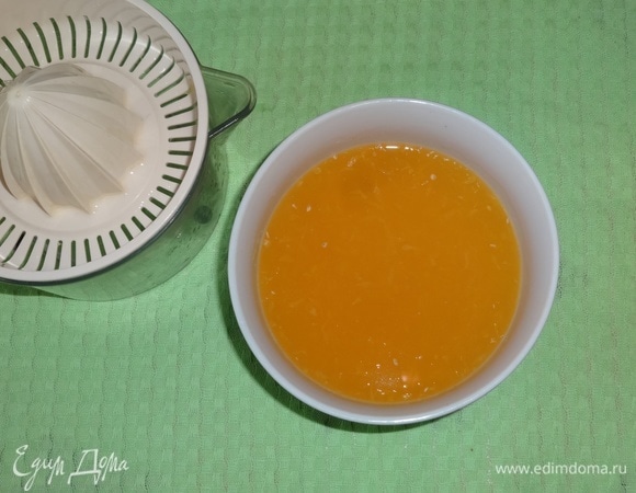Из апельсинов выжать сок (с мякотью), поставить в холодильник для охлаждения.