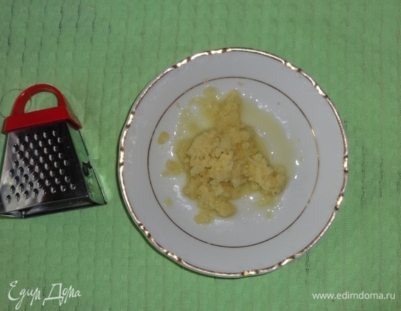 Кусочек имбиря длиной примерно 3–4 см очистить от кожуры и натереть на мелкой терке.