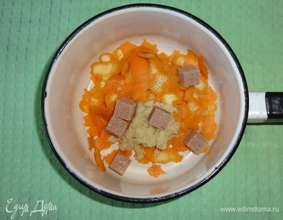 В небольшую кастрюлю или ковш положить цедру апельсинов, натертый имбирь, сахар-рафинад (у меня коричневый).