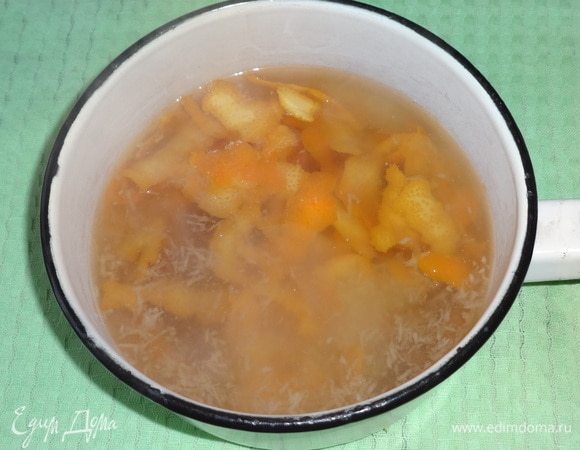 Залить продукты в ковше 0,5 л кипятка. Накрыть крышкой и варить на медленном огне 5–7 минут. Остальную воду остудить до комнатной температуры и поставить в холодильник для охлаждения на несколько часов.