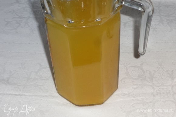 В большой емкости соединить все составляющие напитка: охлажденную воду, охлажденный апельсиновый сок и отвар цедры и имбиря. Вкусный и полезный напиток готов.