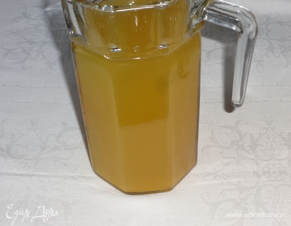 В большой емкости соединить все составляющие напитка: охлажденную воду, охлажденный апельсиновый сок и отвар цедры и имбиря. Вкусный и полезный напиток готов.