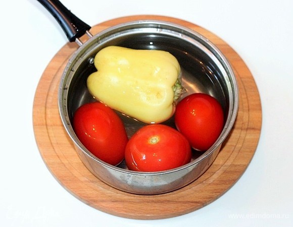 Все овощи моем и обсушиваем бумажным полотенцем. Помидоры заливаем кипятком и отставляем в сторону на 2–3 минуты.