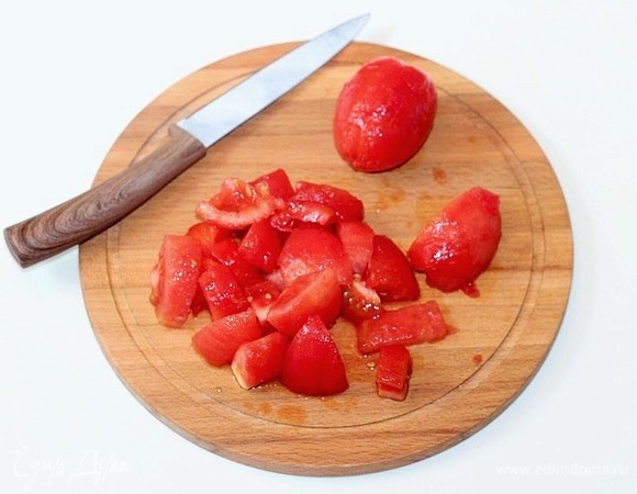 Затем помидоры очищаем от шкурки и нарезаем дольками.