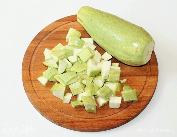 У кабачков срезаем хвостик и нарезаем кубиками. Шкурку срезаем по желанию.