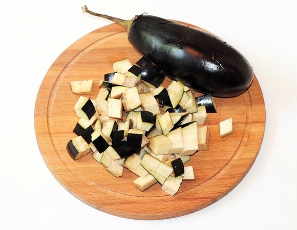 У баклажанов также срезаем шкурку (по желанию), нарезам их кубиками.