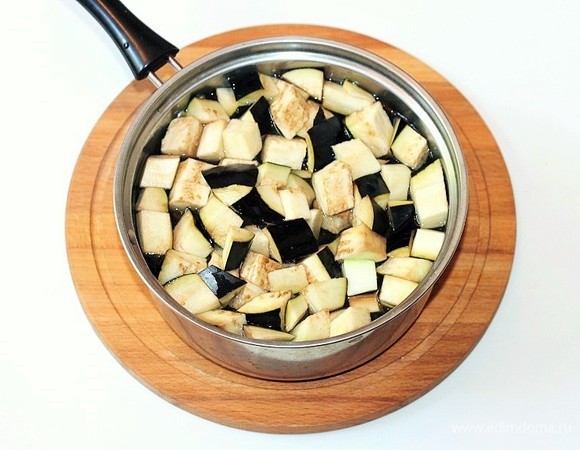 Выкладываем дольки баклажанов в подсоленную воду и на слабом огне доводим воду до кипения.