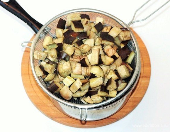 Воду сливаем через сито.