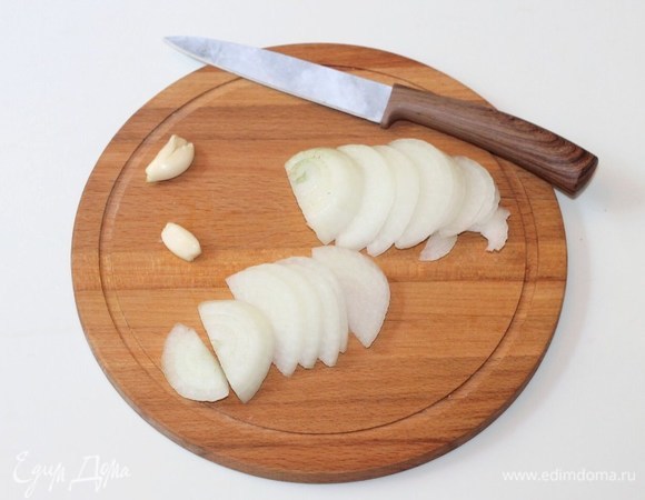 Очищенный репчатый лук нарезаем полукольцами.