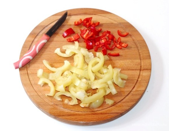 Сладкий и острый перец очищаем от семян и нарезаем соломкой, выкладываем в кастрюлю.