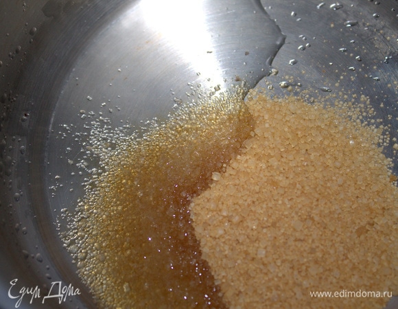 В кастрюлю насыпать сахар (у меня коричневый), поставить на огонь.