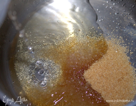 Налить чистую фильтрованную воду. Нагревая, растворить сахар. Выключить огонь.