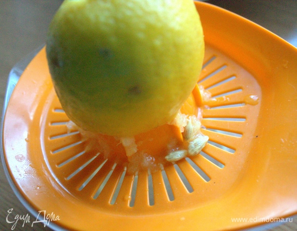 Из лимона выжать сок. Тут по желанию: можно 2 ложки, а можно сок всего лимона.