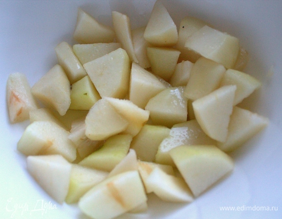 Нарезать на кусочки, полить лимонным соком сразу.